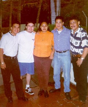 Los chavos de la banda en la Paz con Zulema