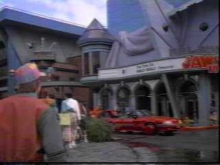 Marty em frente ao cinema