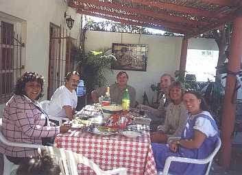 Lunch between students & teachers - Thanks Lori !  Photo taken in Casa La Paz at 20m from the school.