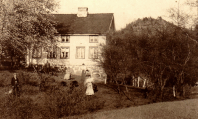 Stenersen at Fjebudalen in Risor; Osmundsen at Oynaa in Sauda