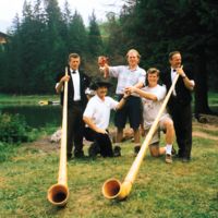 picture of swiss people with alpenhorn