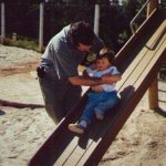 Papai ensinando a escorregar.