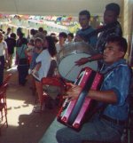 Com a prima, ouvindo a banda.
