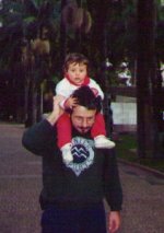 Pegando uma carona com o papai.