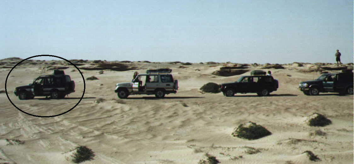 Onze Landrover leidt de karavaan door de Wahiba desert