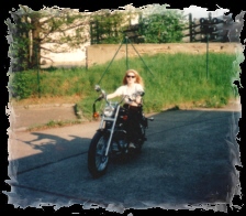 Ellie auf dem Motorrad