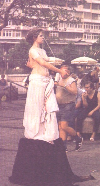[Living statue act, somewhere in Germany]