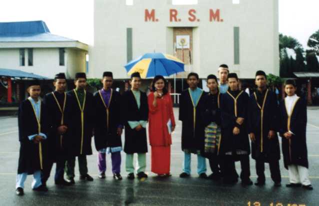 graduasi3.JPG (93537 bytes)