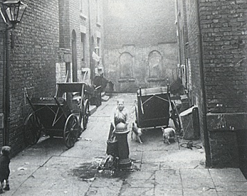 A court in Gomer St, Everton.  Note the water supply and the gas-lamp.