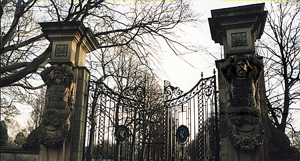 The Titans at the gate of the Four Seasons